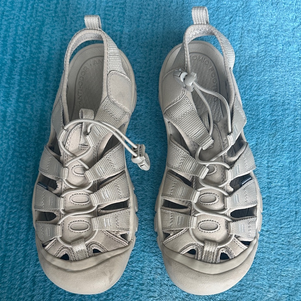 Keen women’s size 9M Light Gray Outdoor waterproof sandals
